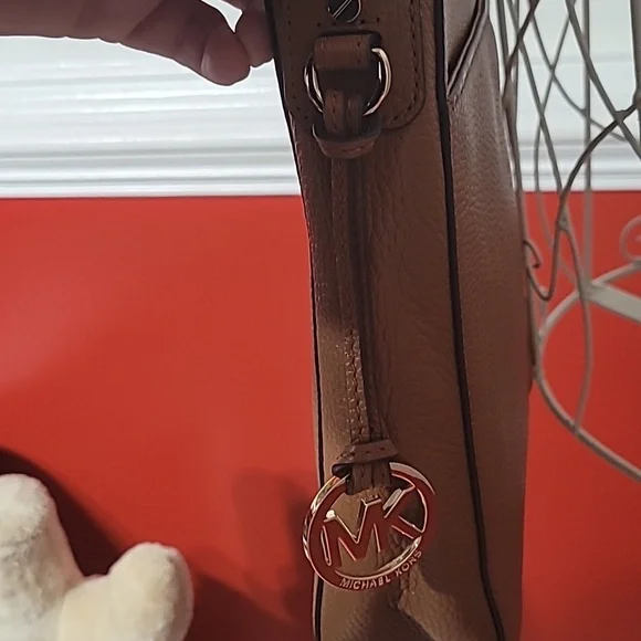 Michael Kors Crossbody Bag Tan Leather with Gold Metal Accents - Picture 5 of 10